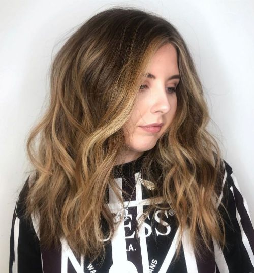Long Wavy Hairstyle for a Round Face