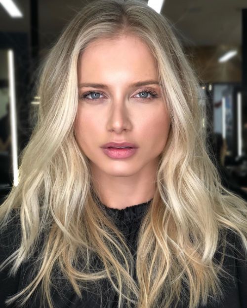 Feminine Blonde Hairstyle with Waves