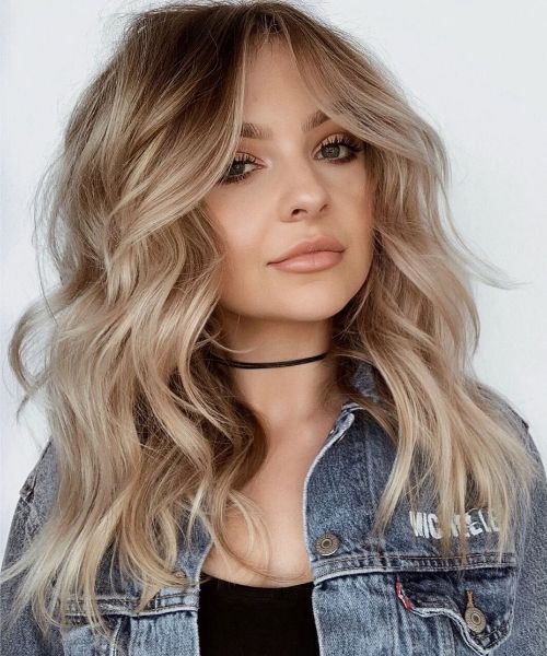 Medium Wavy Hairstyle for Round Faces